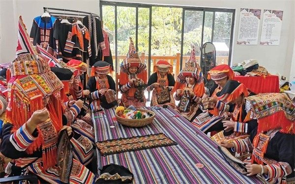 李素芳和团队成员带领众乡亲创办企业，传承非遗项目（瑶族服饰）制作技艺